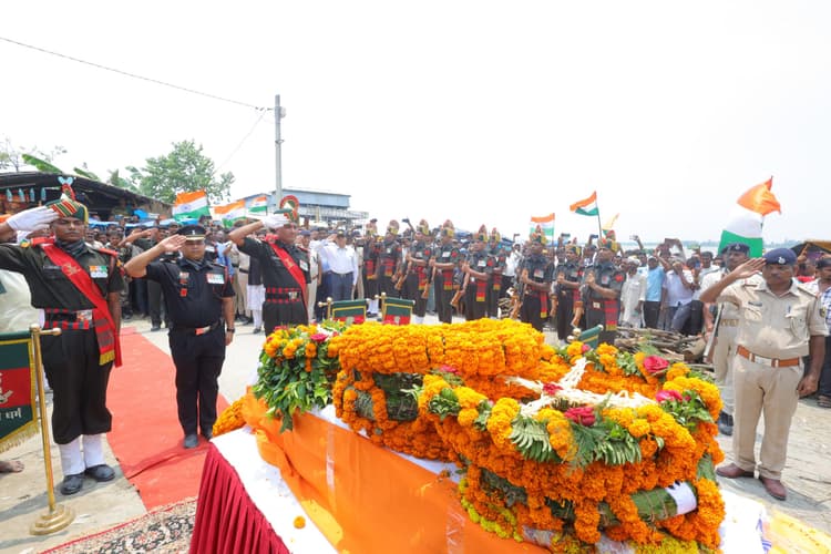 hajipur news. सेना के जवान काे कौनहारा घाट पर नम आंखों से दी गयी अंतिम विदायी