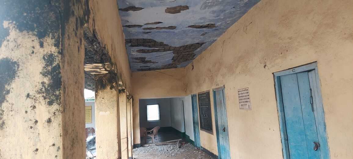 कन्या मध्य विद्यालय शिकारीपाड़ा की भवन की छत जर्जर, अप्रिय घटना की आशंका