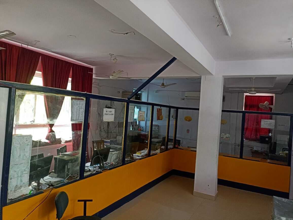 धरना पर डाटा इंट्री ऑपरेटर, कई विभागों का काम-काज ठप