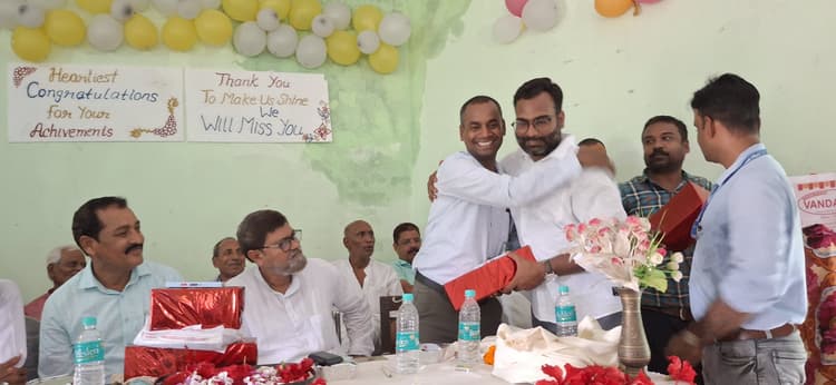 कभी अलविदा ना कहना...गीत के साथ शिक्षकों को विदाई