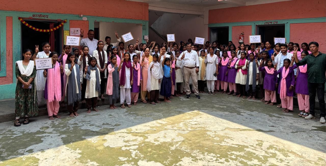 कस्तूरबा विद्यालय में छात्राओं का किया गया वैक्सीनेशन