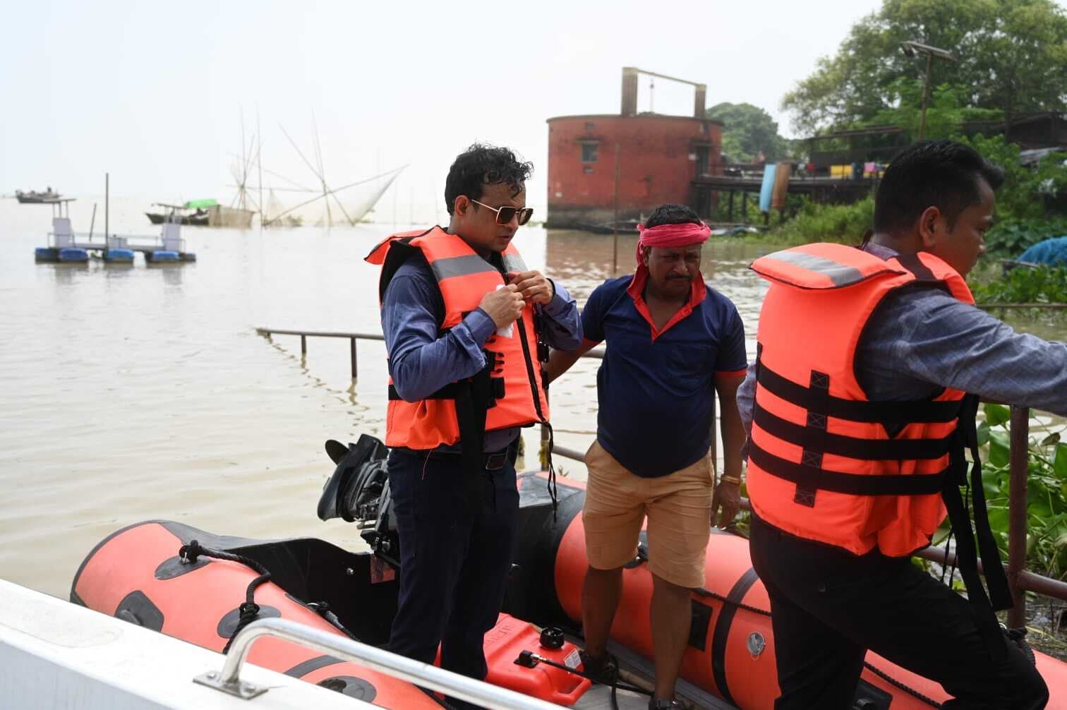 गंगा में जाकर संभावित बाढ़ को लेकर तैयारियों का लिया जायजा