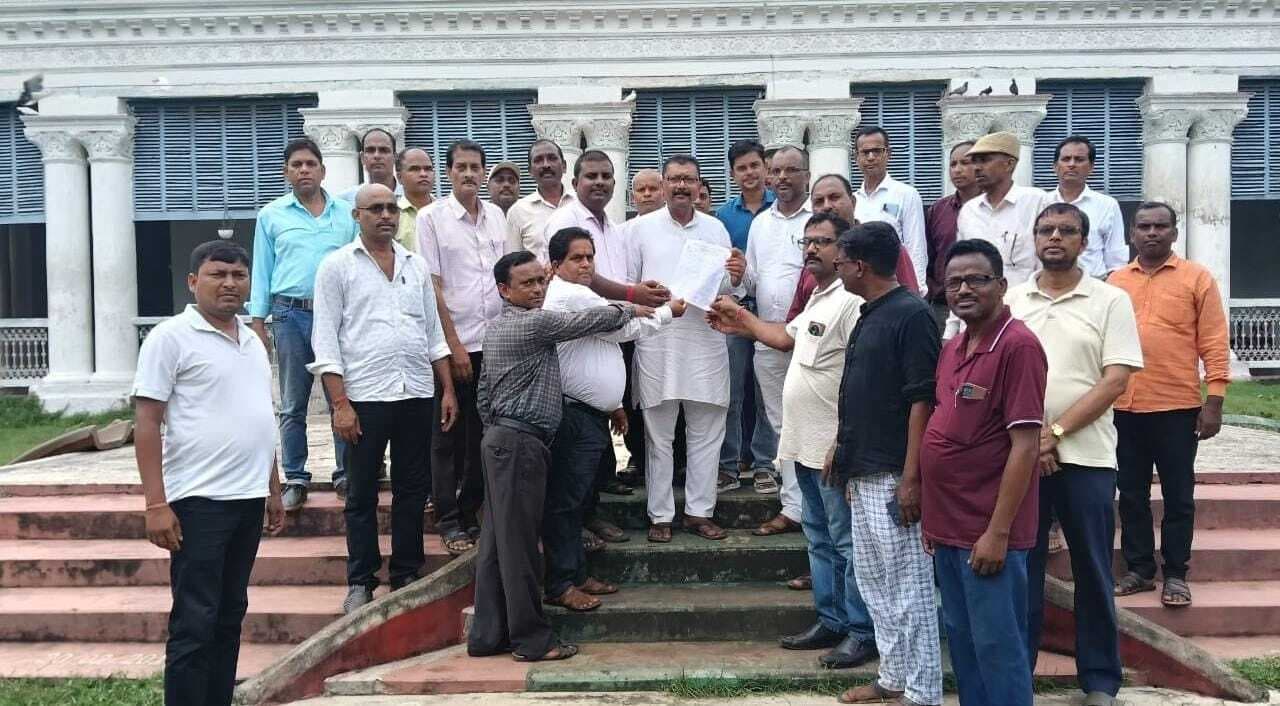 सहायक शिक्षकों ने की समान कार्य के बदले समान वेतन की मांग