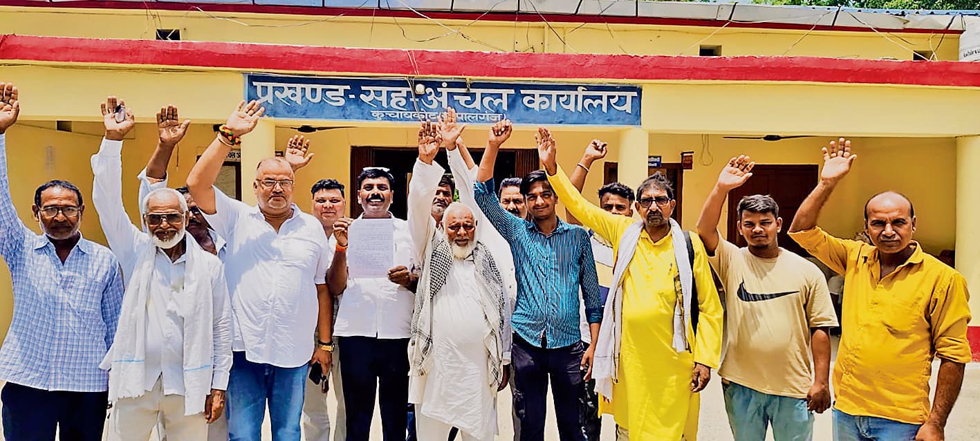 Gopalganj News : मानदेय भुगतान को लेकर नल जल अनुरक्षकों का प्रदर्शन