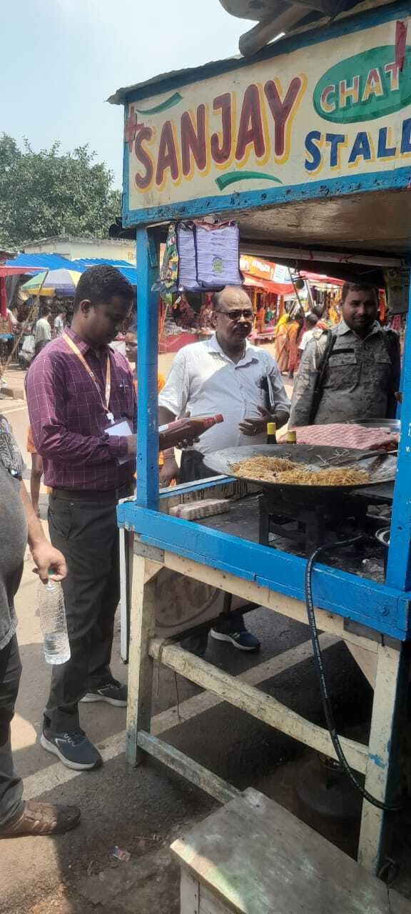 Deoghar News : अट्ठे की दुकान में मटन बना कर बेचते पकड़ा, टीम ने कराया नष्ठ