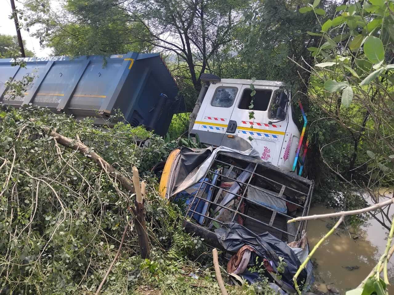 हाइवा ने सड़क किनारे खड़े ऑटो में मारी ठोकर