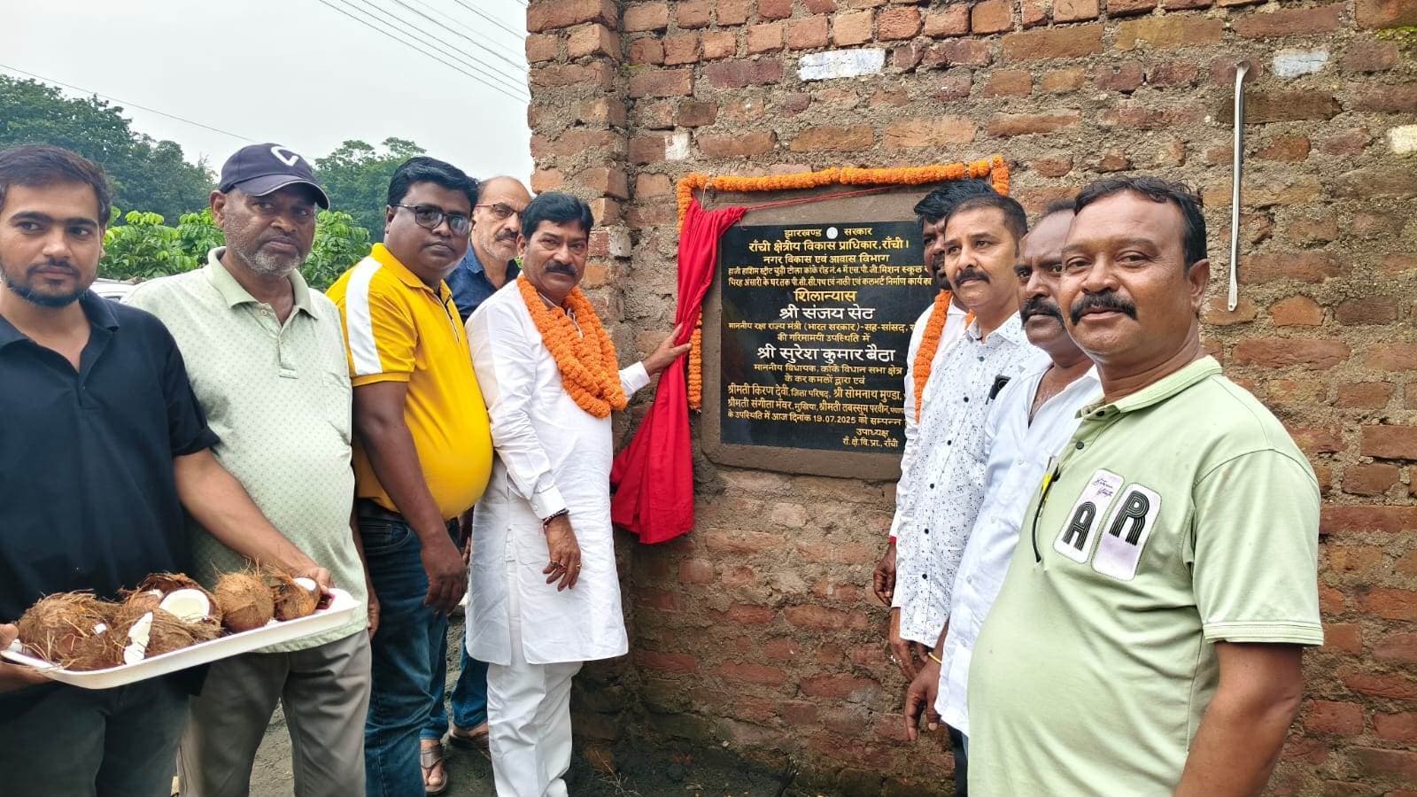 विधायक ने सड़क व नाली निर्माण कार्य का किया शिलान्यास