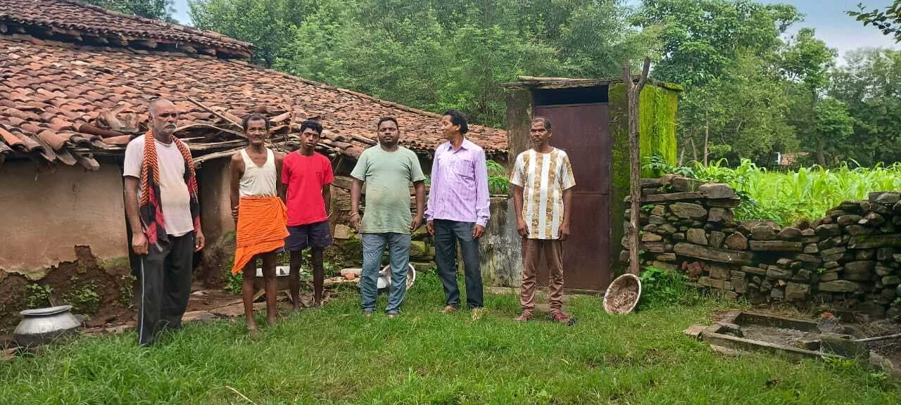 हाथियों के हमले से बाल-बाल बचा युवक