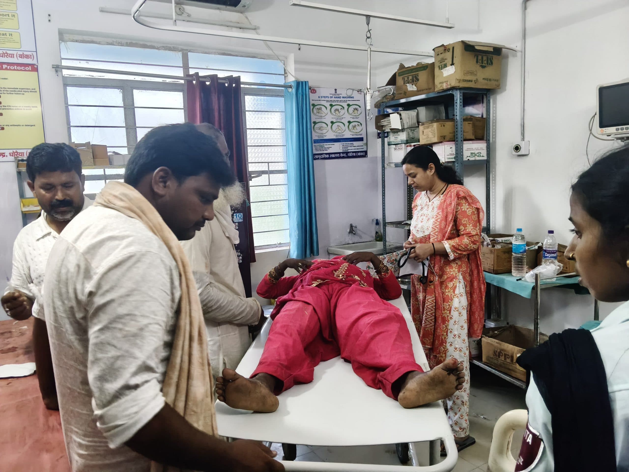 ऑटो पलटने से महिला सहित तीन लोग हुए जख्मी