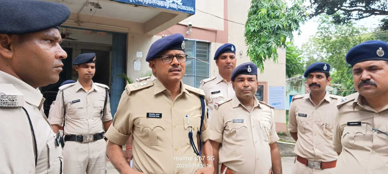 लूटकांड की जांच को चकाई पहुंचे एसपी, थाने का किया औचक निरीक्षण