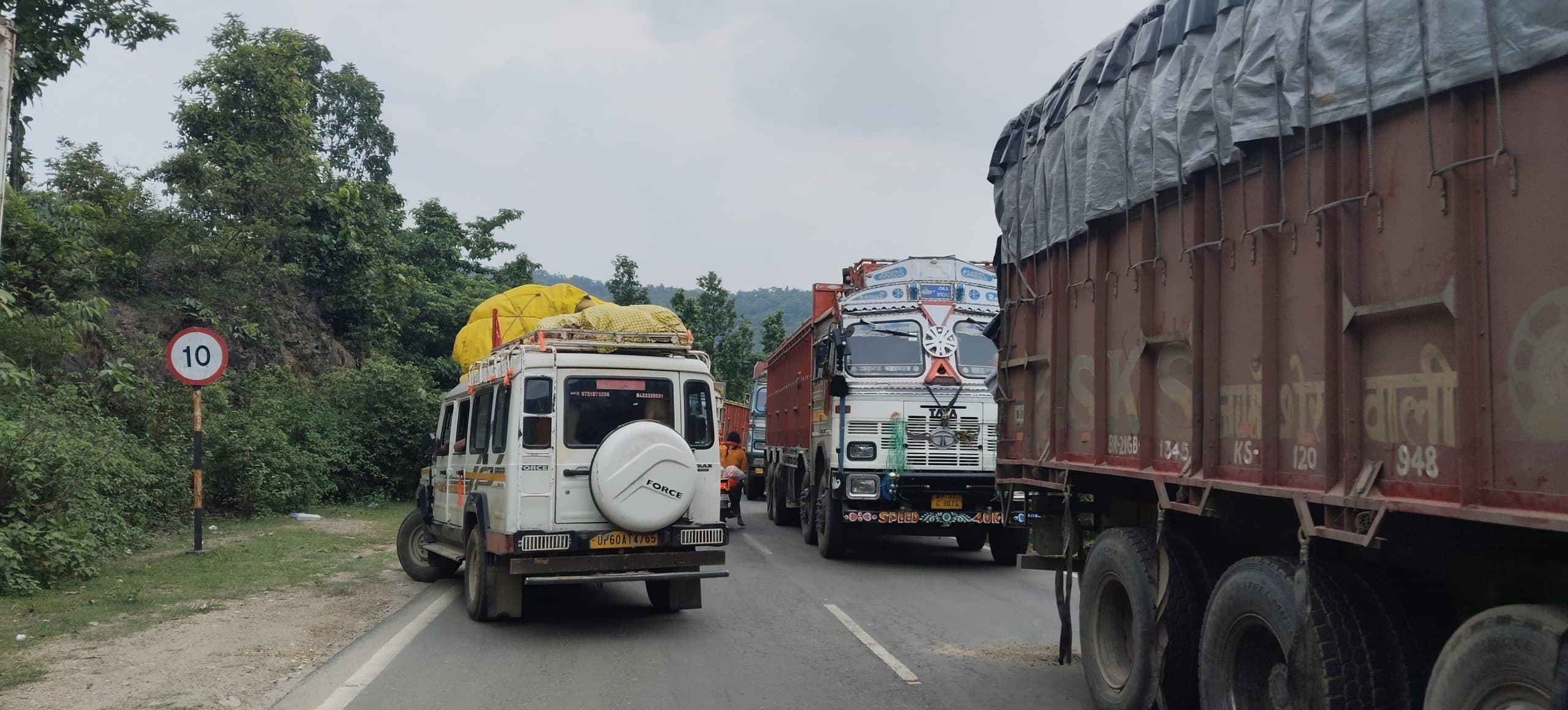 ईंट लदा ट्रक का ब्रेक हुआ फेल,  घंटों  तक लगा रहा जाम