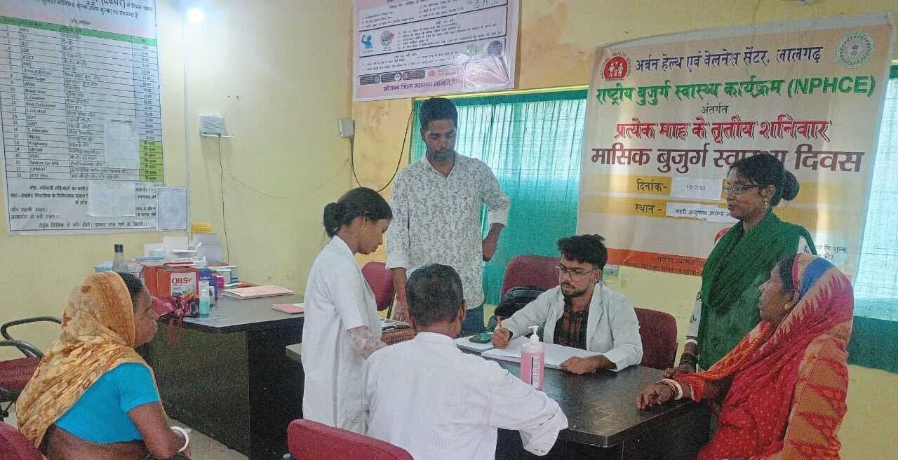 शिविर में दर्जनों बुजुर्गों की हुई स्वास्थ्य जांच