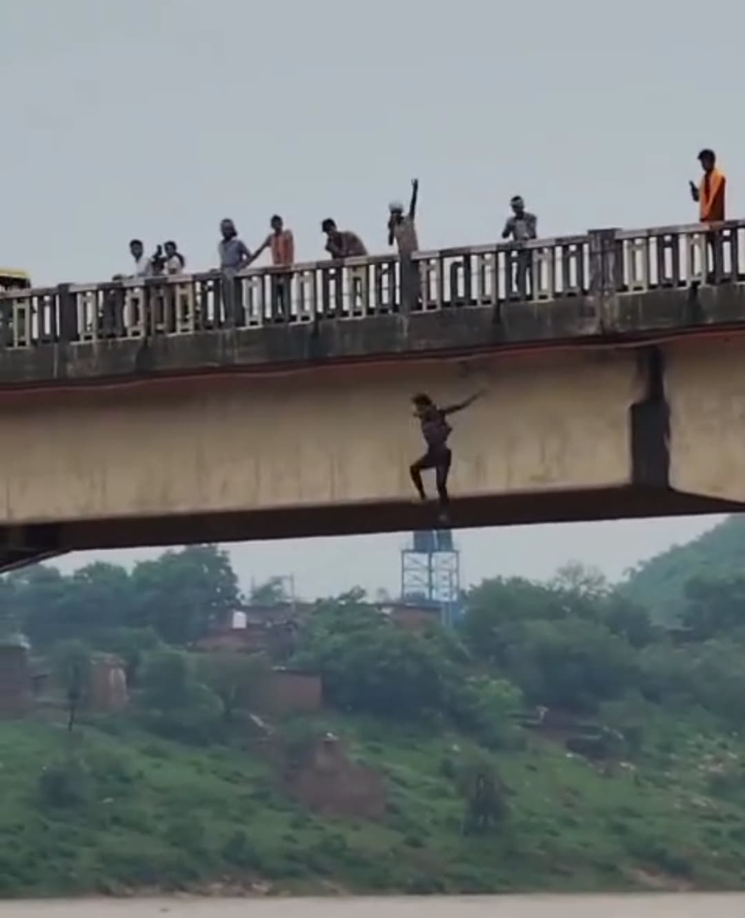 जोखिम या जोश, उफनती नदी में छलांग लगाते हैं बच्चे, कभी भी हो सकता है हादसा