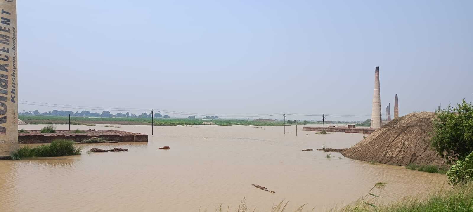 बाढ़ का खतरा बढ़ा, निचले इलाकों में फैला नदी का पानी