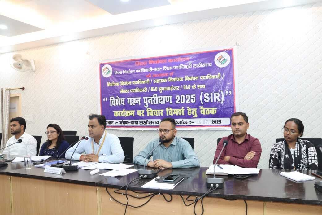 सभी युवा मतदाताओं को सूची में करें शामिल : डीएम