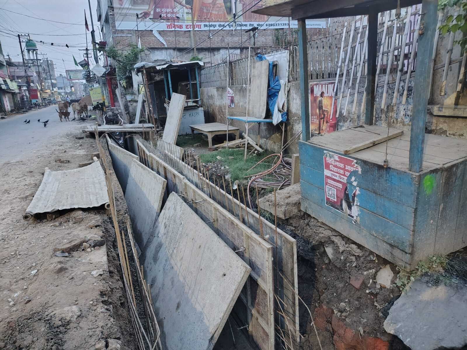 Darbhanga News: पैसे व प्रभाव में आ रहे बुडको के ठेकेदार, घर के आगे सरकारी जमीन छोड़ कर बना रहे नाला