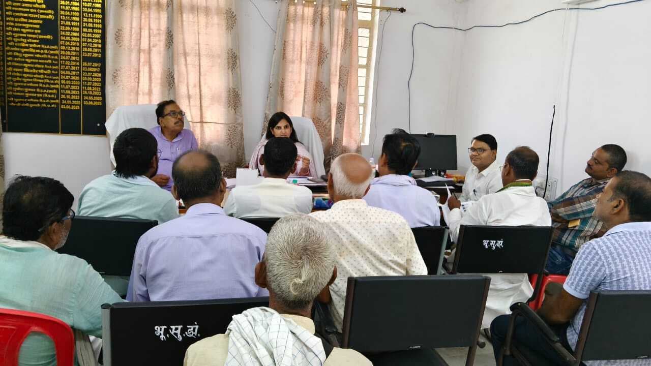 Madhubani News : राजनीतिक दलों के साथ डीसीएलआर ने की बैठक