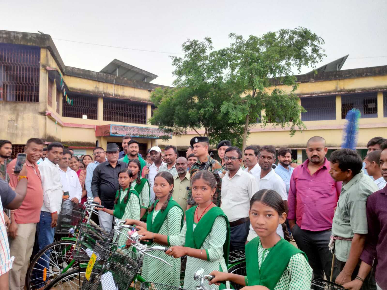 Bokaro News : गोमिया में मंत्री ने किया साइकिलों का वितरण