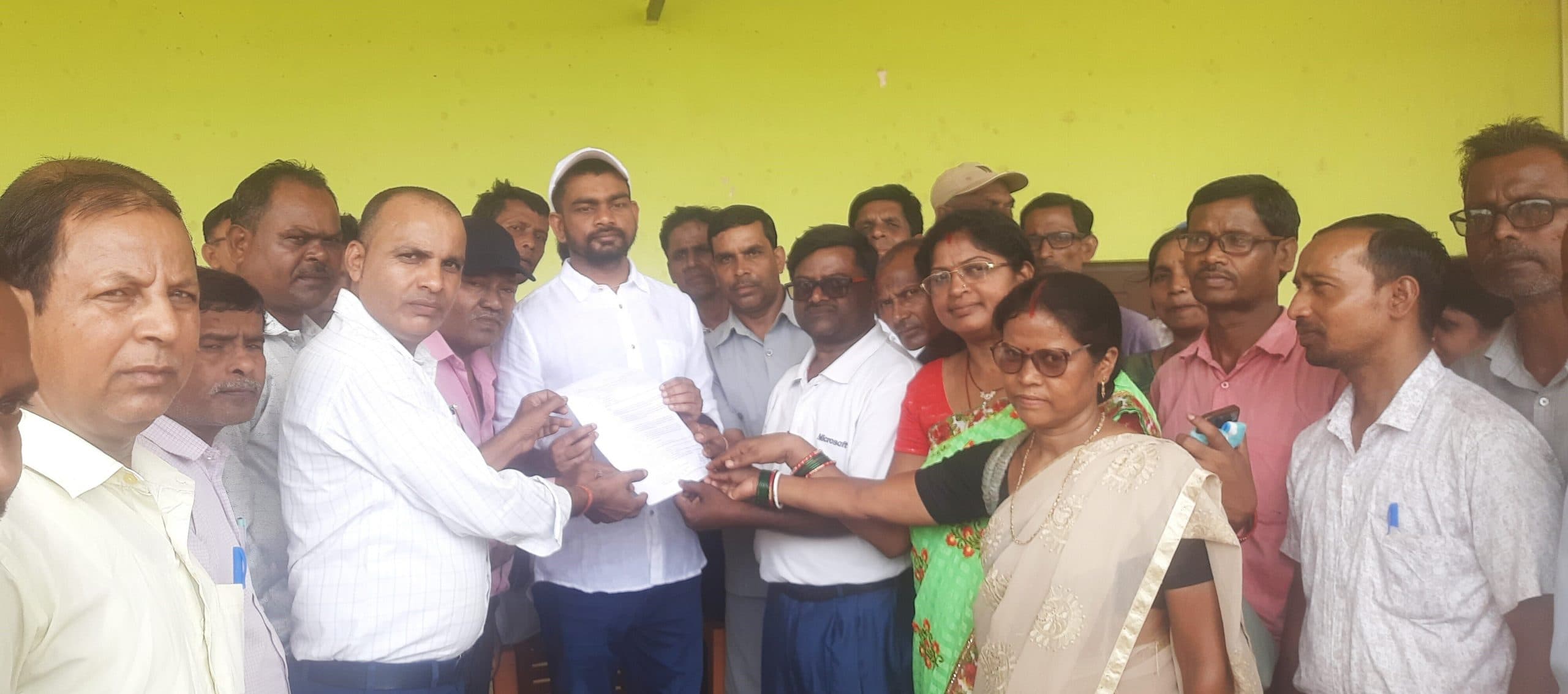 Bokaro News : सहायक अध्यापकों ने विधायक जयराम को सौंपा ज्ञापन