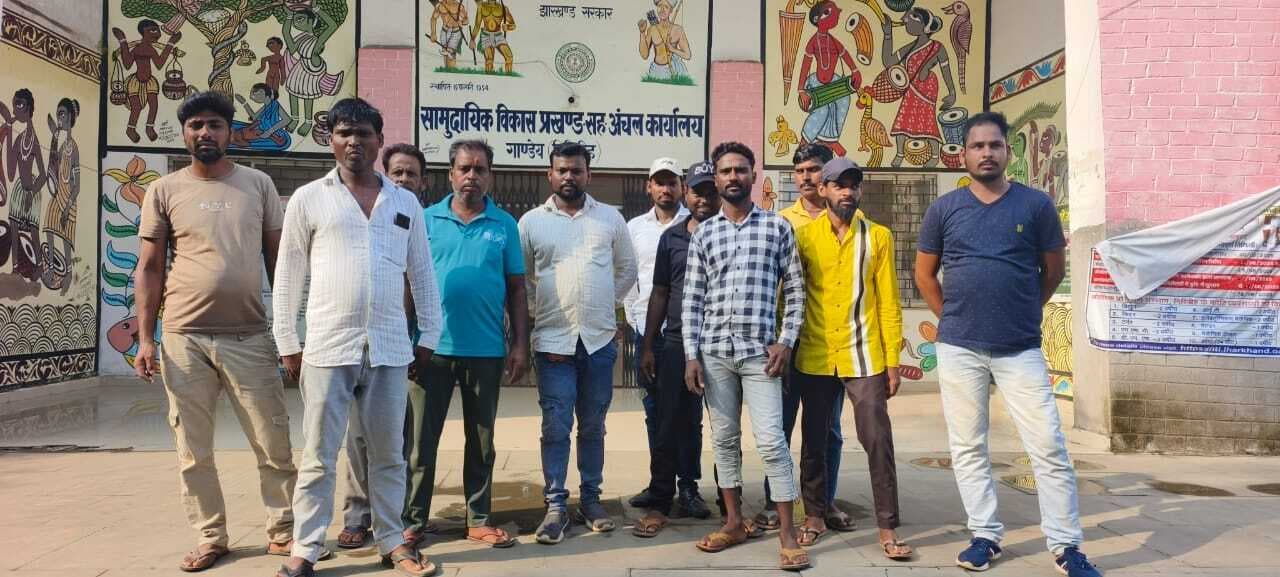 Giridih News :पीडीएस डीलर पर राशन वितरण में मनमानी का आरोप