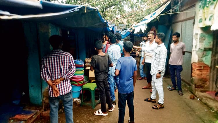 Chaibasa News : नोवामुंडी हाट में शेड खाली नहीं करने वालों को मिली चेतावनी