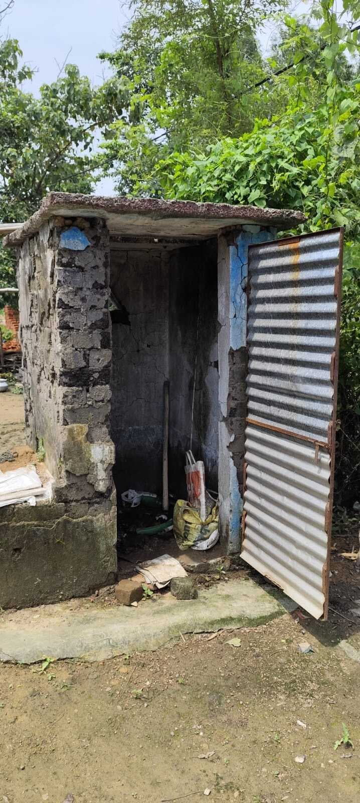 East Singhbhum News : पानी के अभाव में बेकार पड़े हैं शौचालय, खुले में जाते हैं लोग