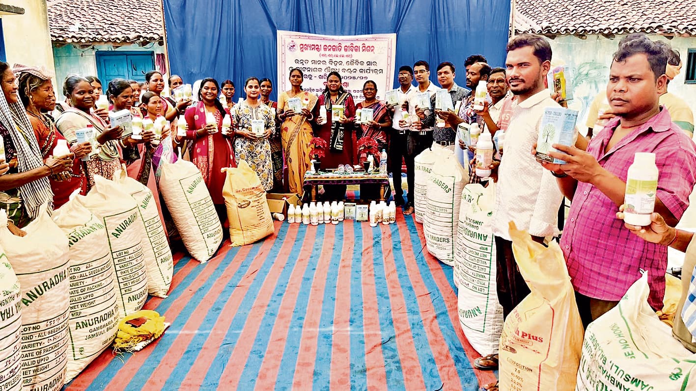 Rourkela News: किसानों के बीच बादाम व टमाटर के बीज और जैविक खाद वितरित