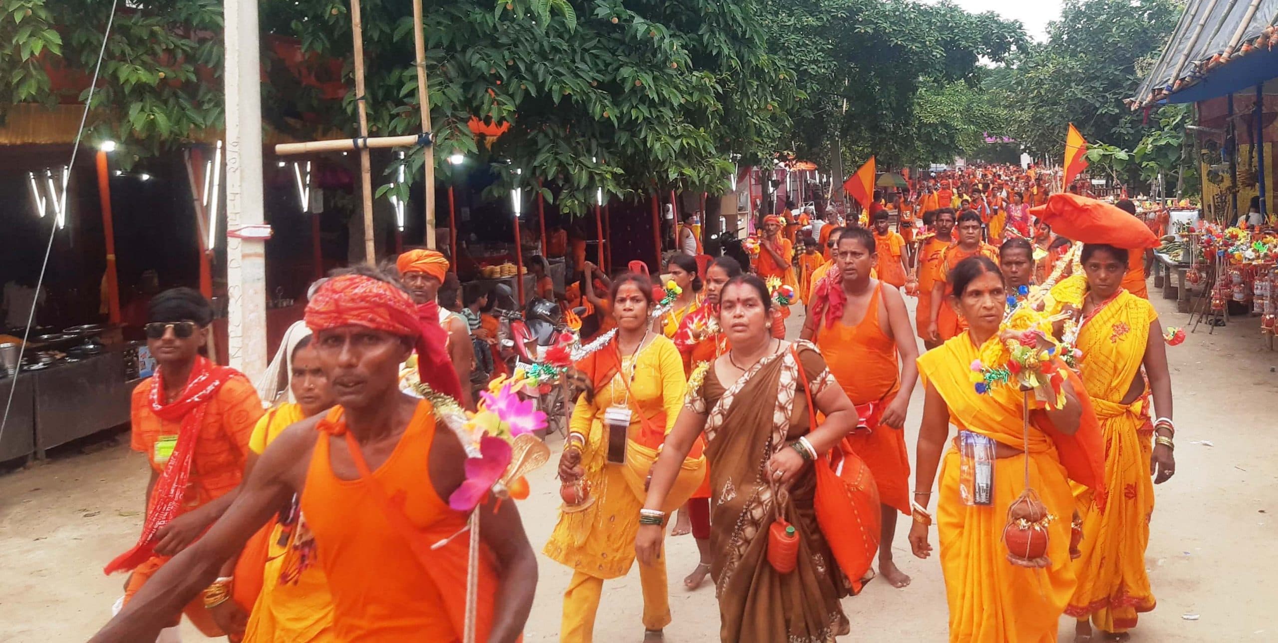 श्रावणी मेला : बारिश ने कांवरियों को दी राहत तो गर्म बालू से पैरों में पड़ रहे छाले