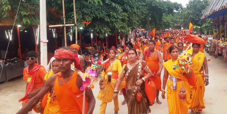 श्रावणी मेला : बारिश ने कांवरियों को दी राहत तो गर्म बालू से पैरों में पड़ रहे छाले