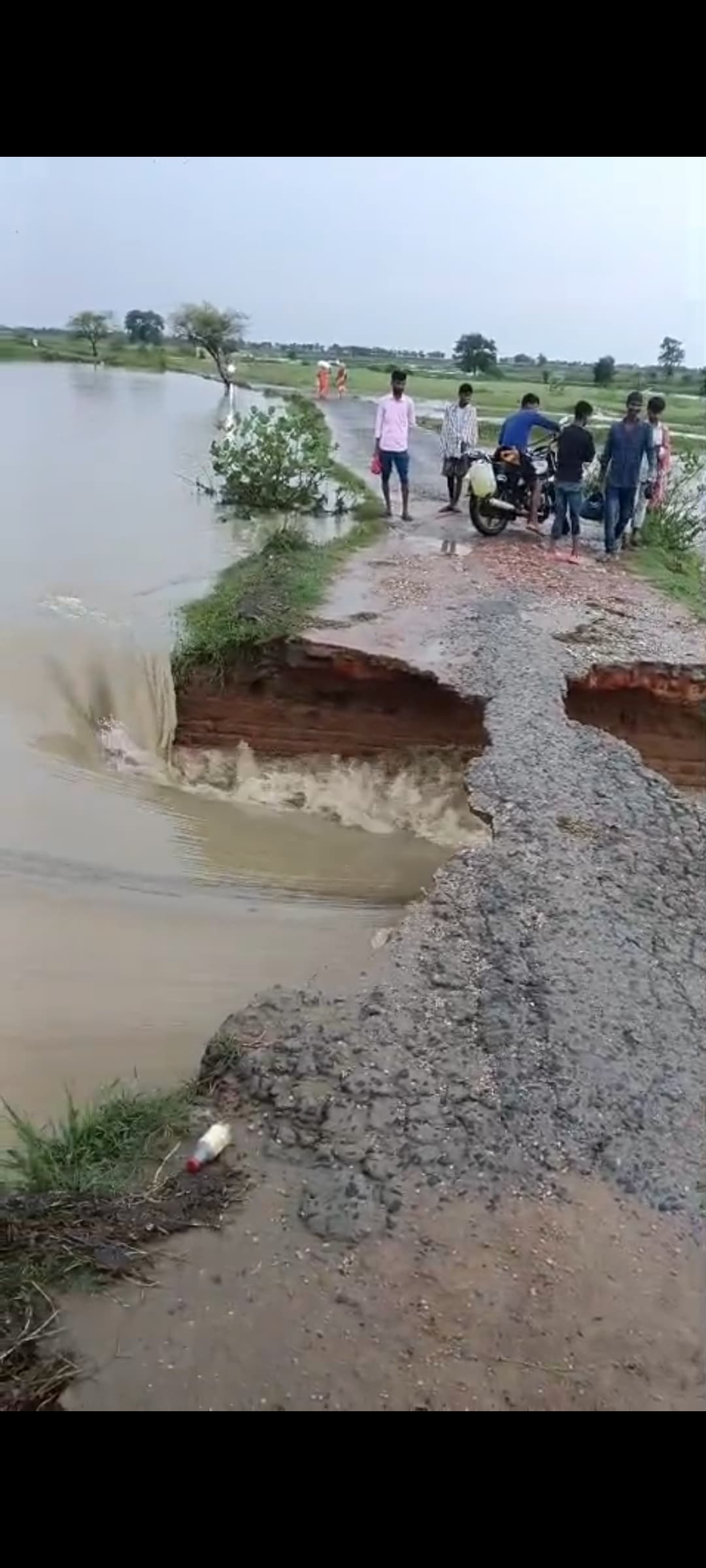 Giridih News: बारिश में बह गयी बेलकुंडी जाने वाली सड़क