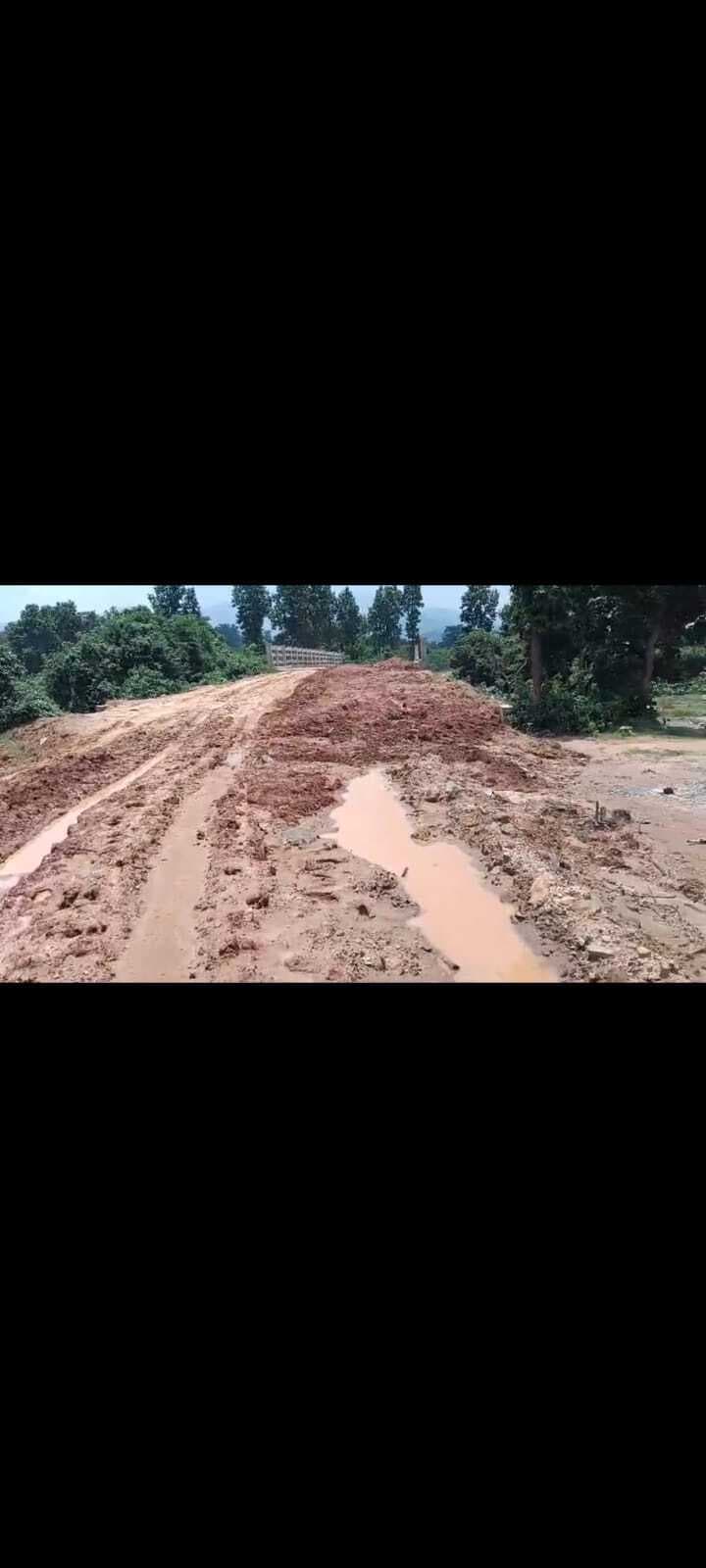 Giridih News: महेशडुब्बा-घोसकरी के बीच पुल बना, पहुंच पथ बनाना भूल गया विभाग