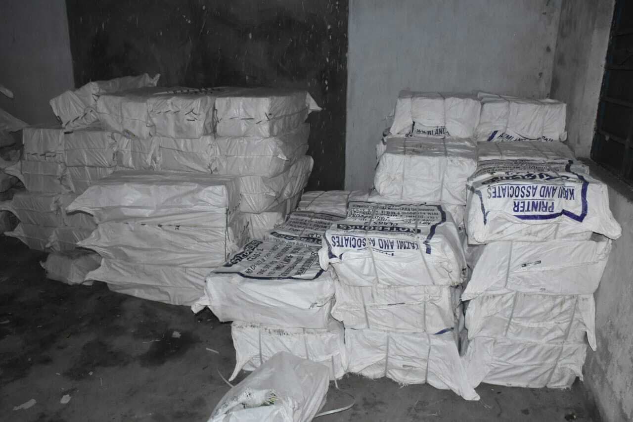 Dhanbad News : बीआरसी में धूप फांक रहीं कॉपियां, बगैर नोटबुक के पढ़ रहे बच्चे