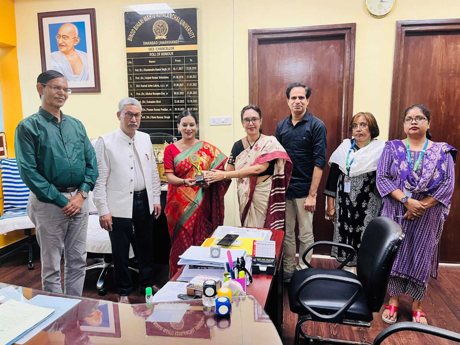 Dhanbad News: बीबीएमकेयू में पूर्ववर्ती छात्रा शारदा कुमारी सम्मानित