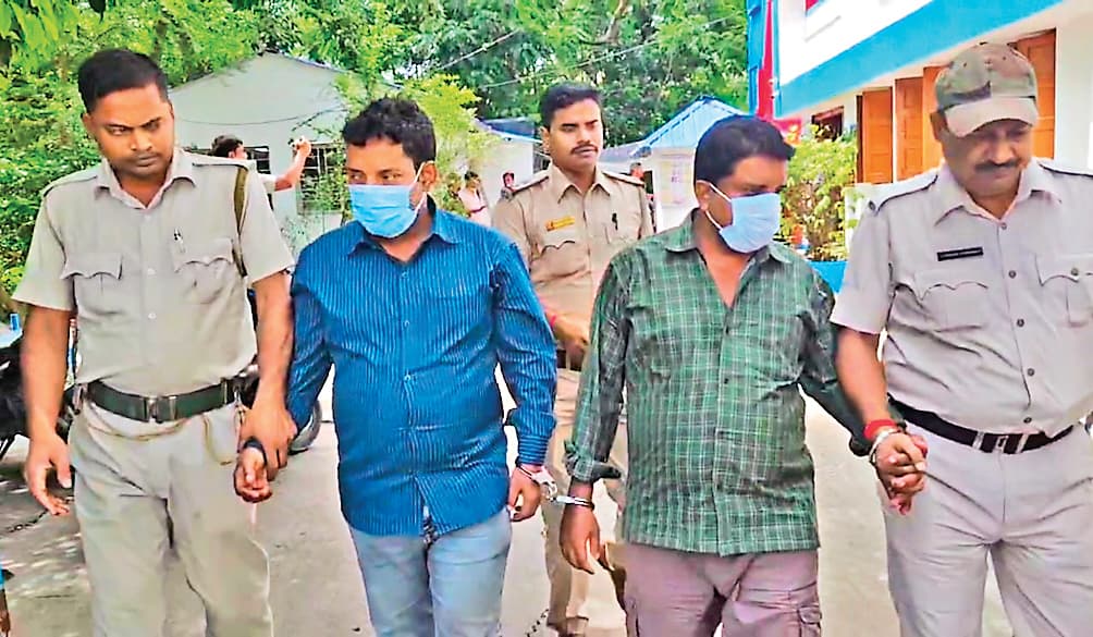 संदेशखाली : होटल से नौ करोड़ के जाली नोट बरामद, दो गिरफ्तार संदेशखाली : होटल से नौ करोड़ के जाली नोट बरामद, दो गिरफ्तार