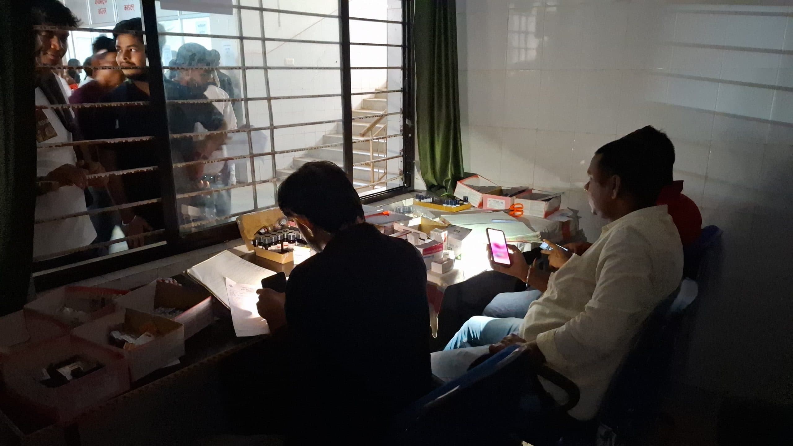 Dhanbad News: भारी बारिश में बैंकमोड़ में पोल टूटा, कार्मिक नगर में ब्रेकर में आयी खराबी