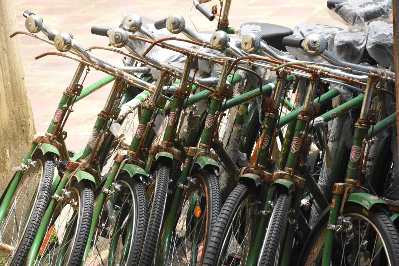 Dhanbad News : खुले में रख कर छोड़ दीं साइकिलें, लग गयी जंग, खराब हो रहे चक्के