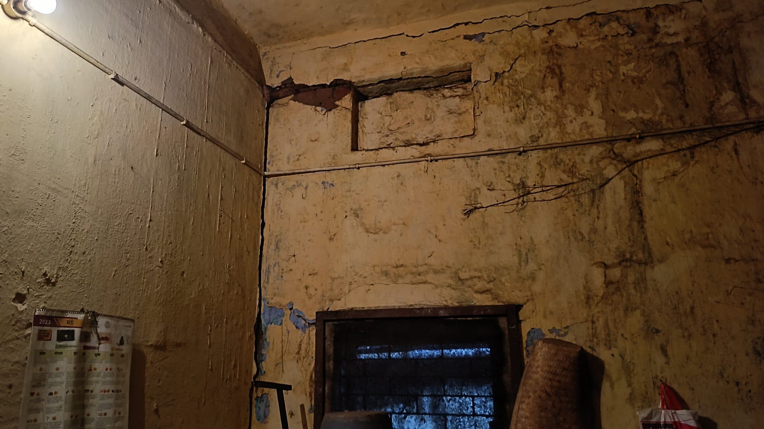 Dhanbad News : जिस कमरे से टपक रहा है पानी, उसे ही बना रहे स्मार्ट क्लासरूम, लग रहे कीमती उपकरण