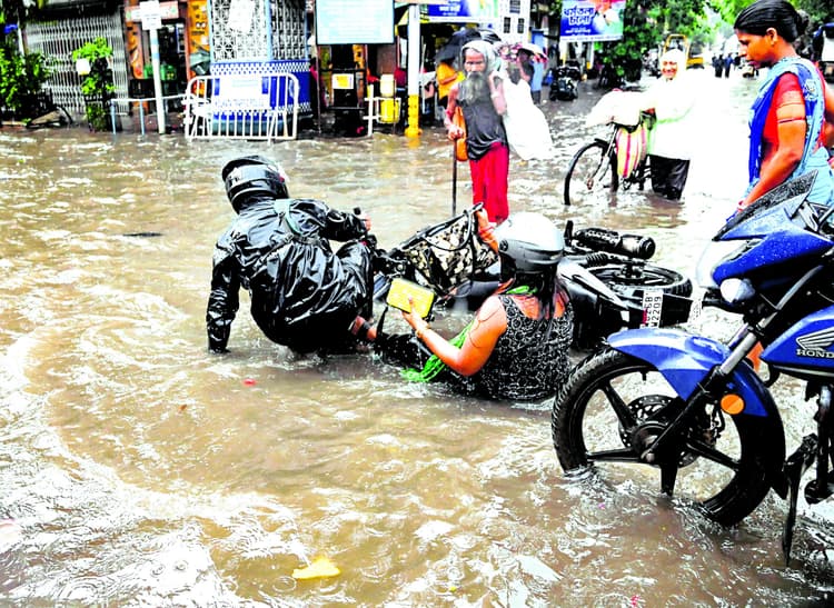 कोलकाता की सड़कें बेहाल, राहगीर परेशान