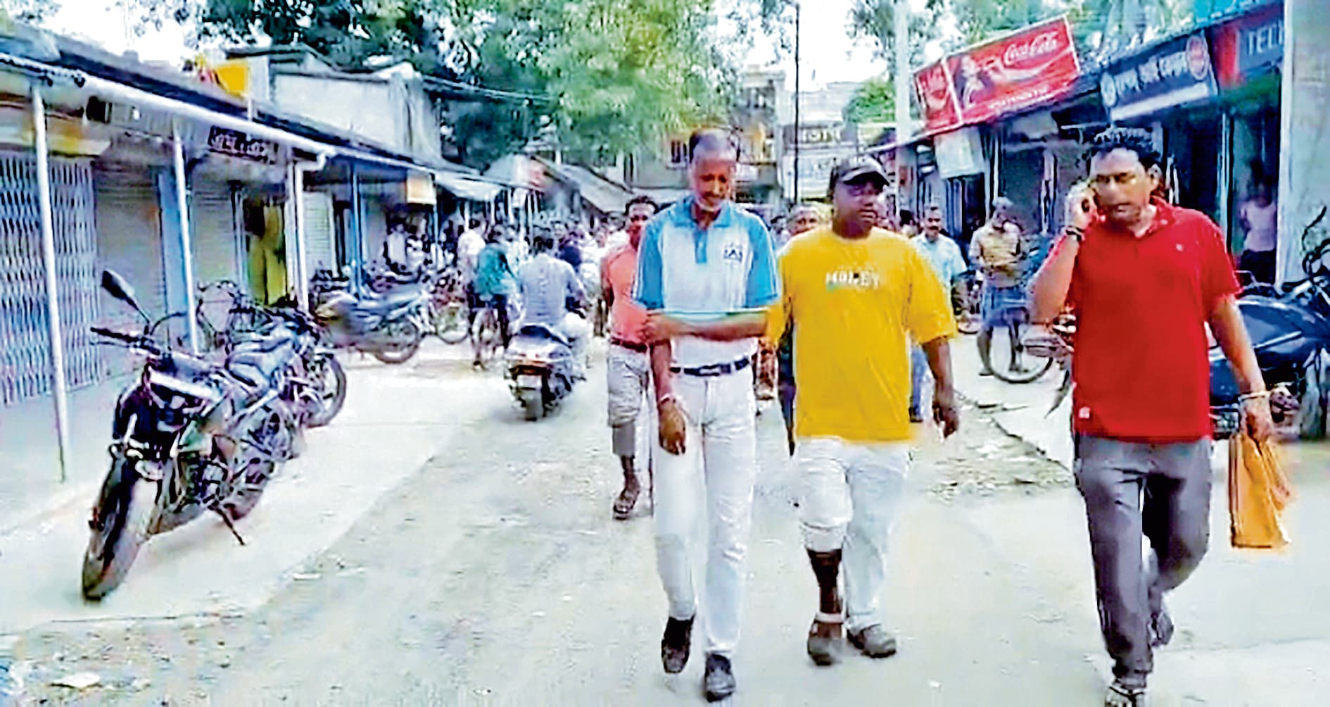 लोन दिलाने के नाम पर की ठगी आरोपी को खंभे से बांध कर पीटा