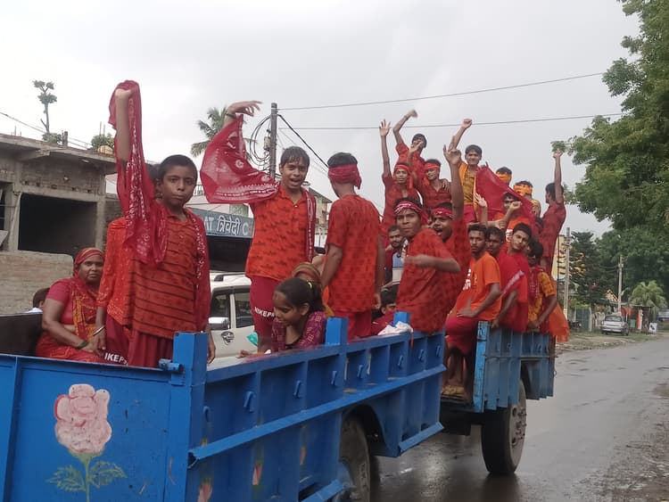 Bettiah : बारिश के बीच शिव भक्तों की भीड़ उमड़ी, बोल-बम के नारे से गूंज उठा वाल्मीकिनगर