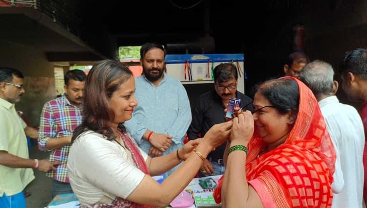 Bettiah : हर उम्र की महिला-पुरुषों के लिए उनकी आंखों की नियमित जांच जरूरी : गरिमा