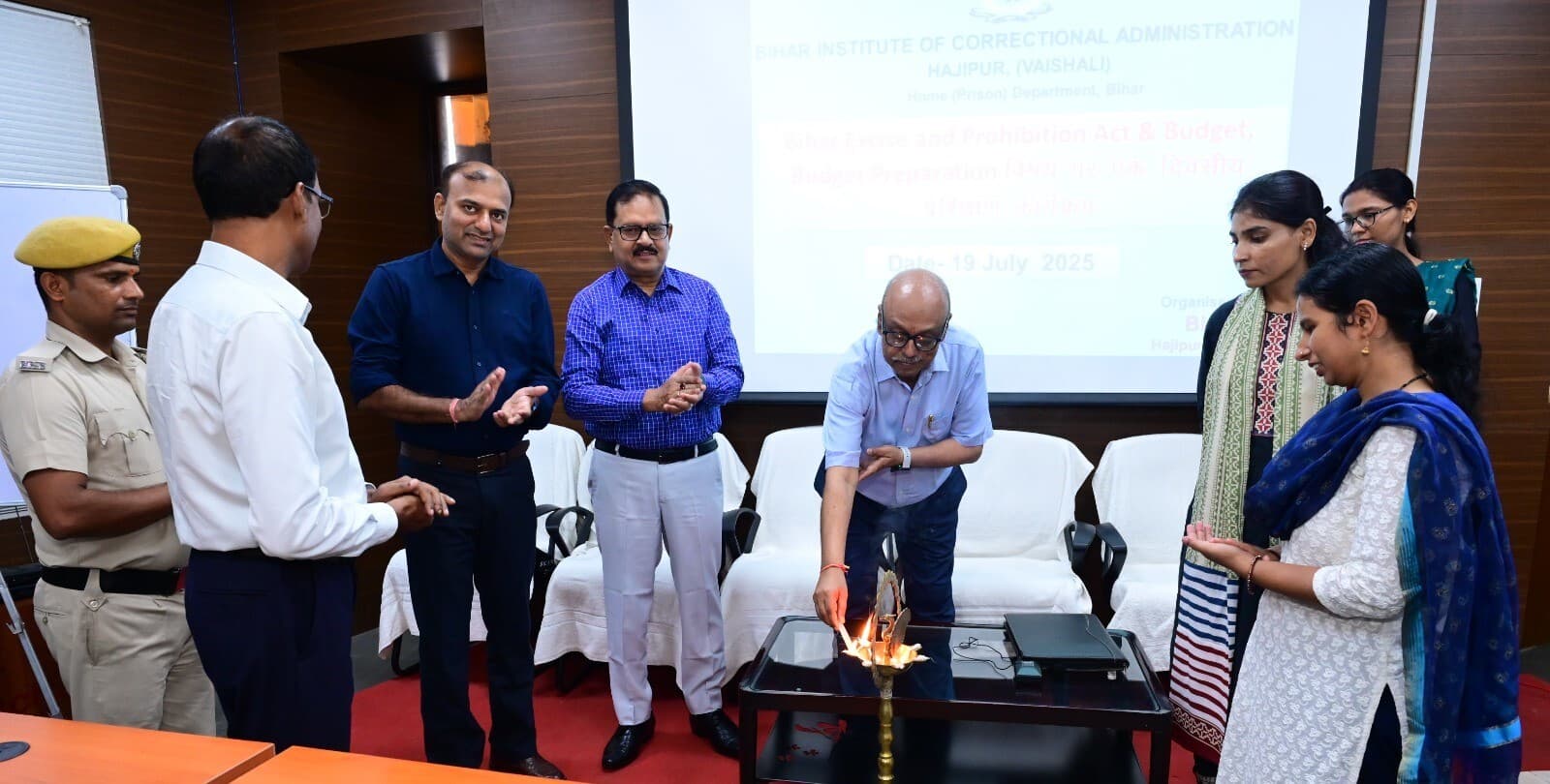 hajipur news. 40 पदाधिकारियों को उत्पाद एवं मद्य निषेध अधिनियम पर दिया गया प्रशिक्षण