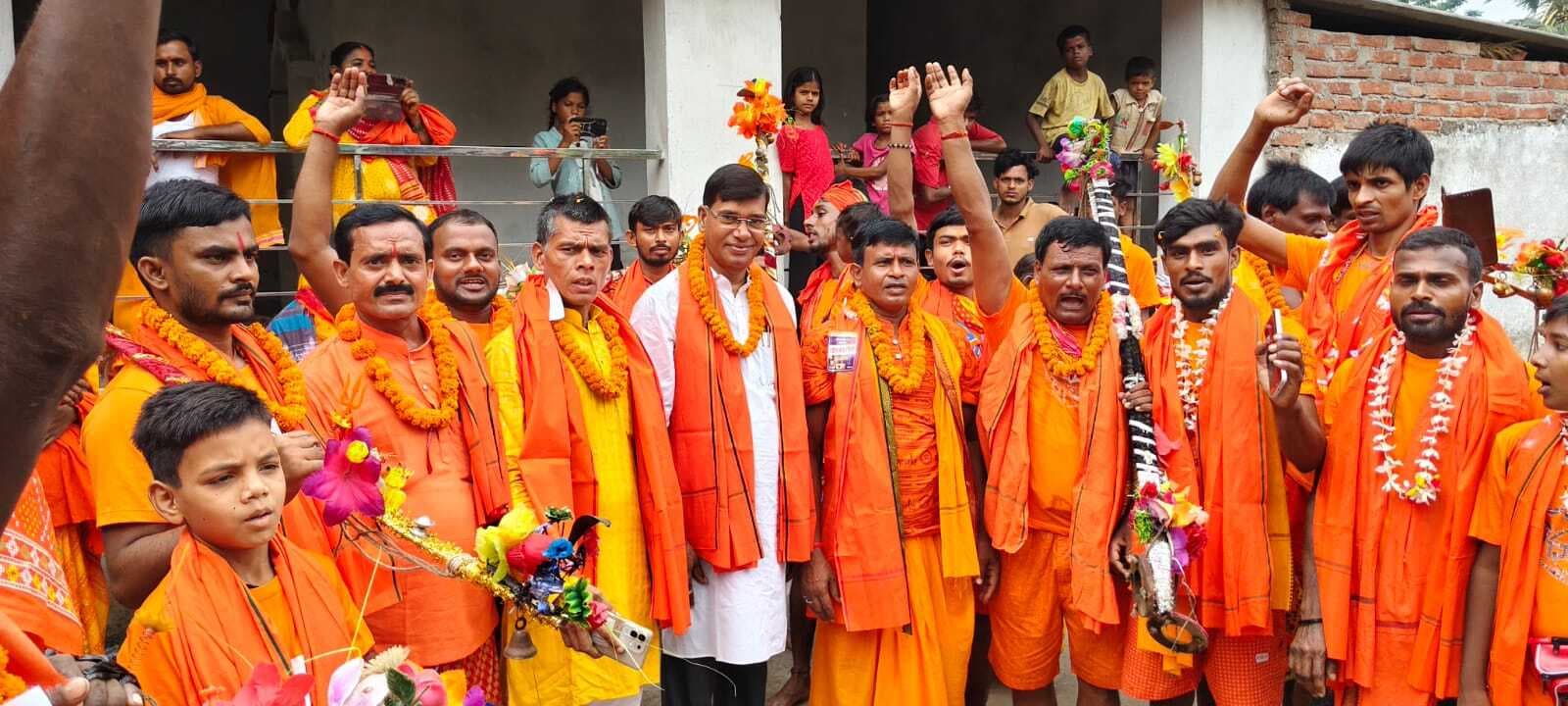 कांवरिये बाबाधाम के लिए रवाना, मुखिया ने किया सम्मानित