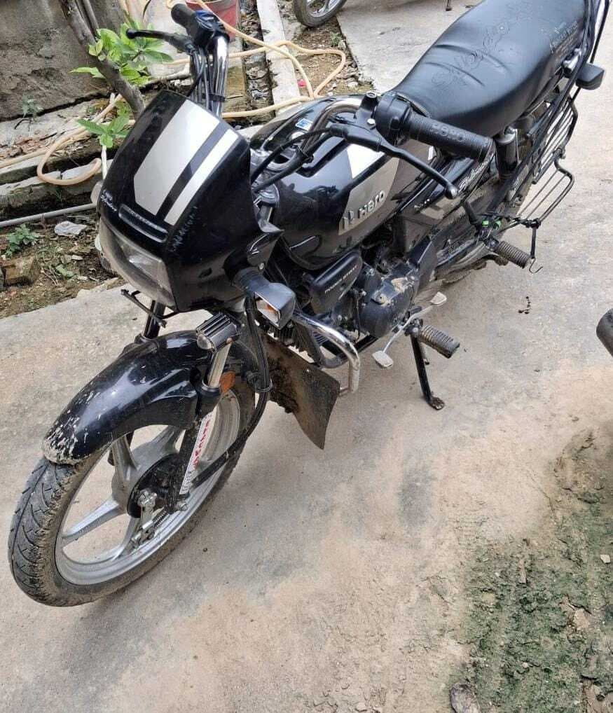 54 लीटर शराब के साथ धंधेबाज गिरफ्तार, बाइक जब्त