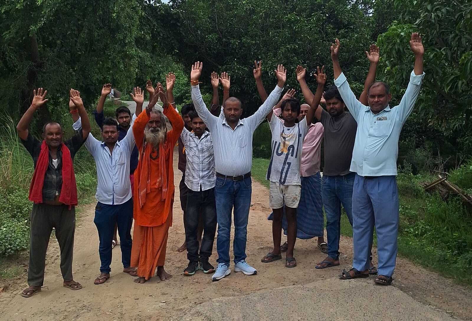 Bettiah : रामनगर रोड से सिसई गांव तक जर्जर सड़क, विरोध में प्रदर्शन