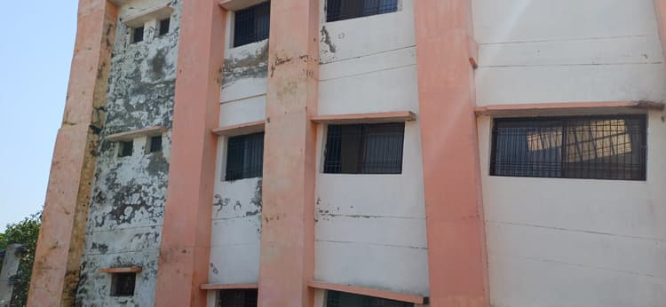 चार करोड़ की लागत से बना सीएचसी भवन, पर सुविधा पीएचसी का