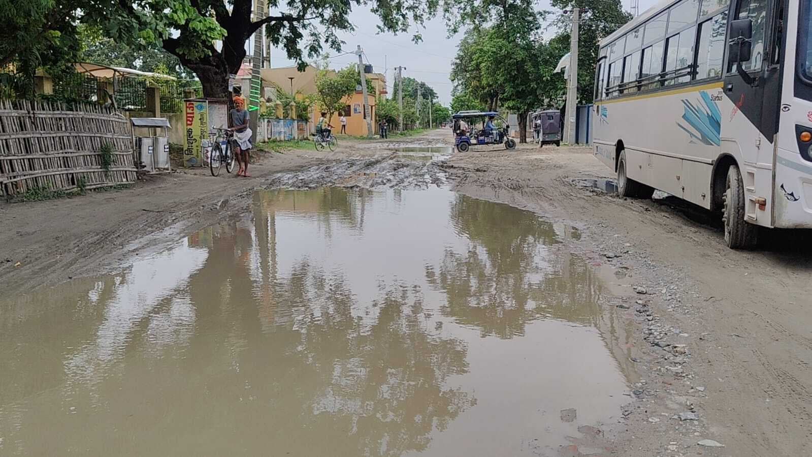 बस स्टैंड के समीप सड़क जर्जर, राहगीर परेशान