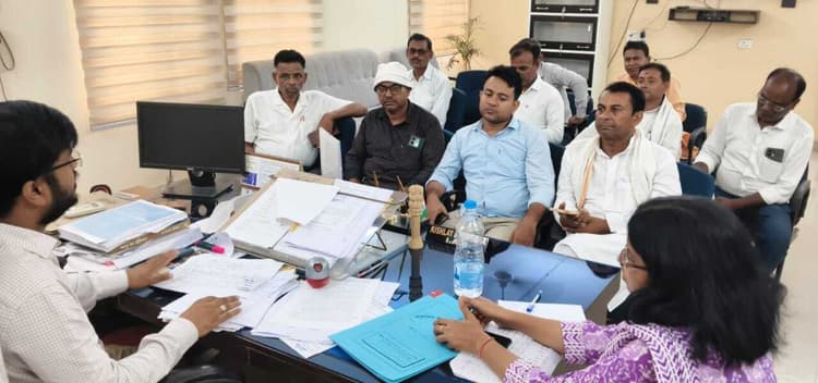 hajipur news. घर-घर जाकर दस्तावेज जमा कर रहे बीएलओ