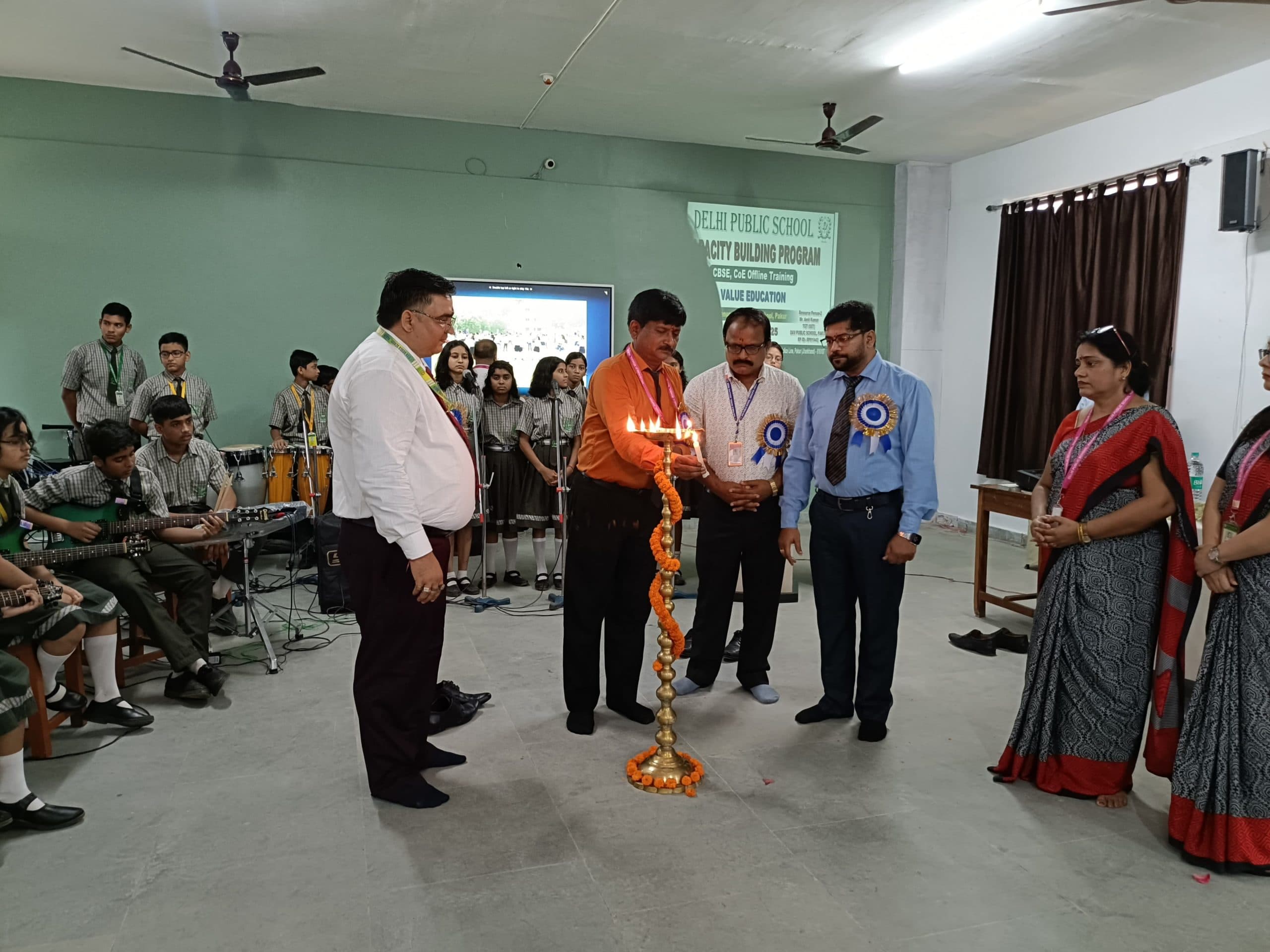 स्कूलों में नैतिक व सामाजिक शिक्षा को बढ़ावा देना बहुत जरूरी