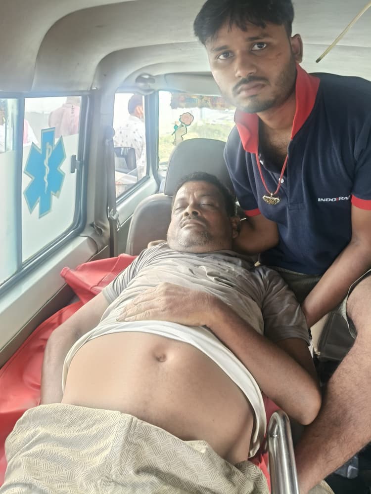 सड़क दुर्घटना में बाप की हुई मौत, बेटा घायल